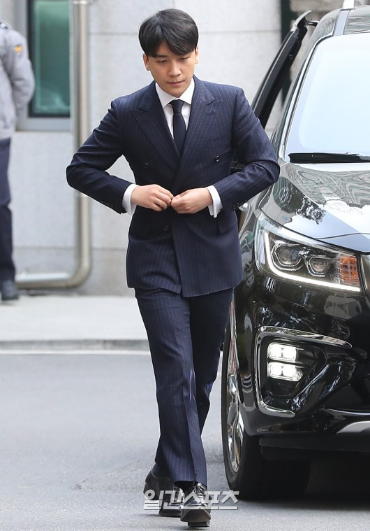 Seungri xuống xe khi tới đồn cảnh sát.