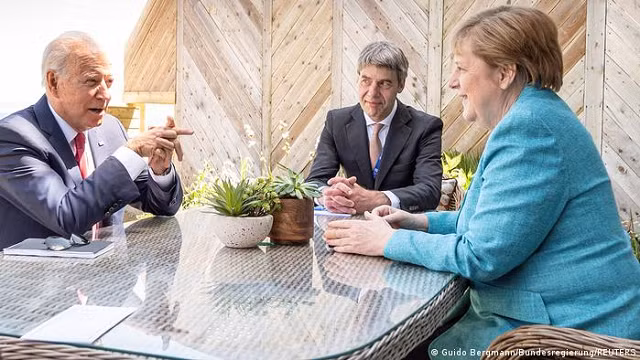 Thủ tướng Đức Angela Merkel (áo xanh) và Tổng thống Mỹ Joe Biden (trái)