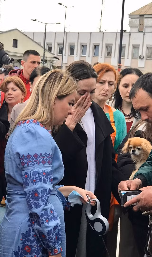 Diễn viên Angelina Joline xuất hiện tại Ukraine ảnh 1