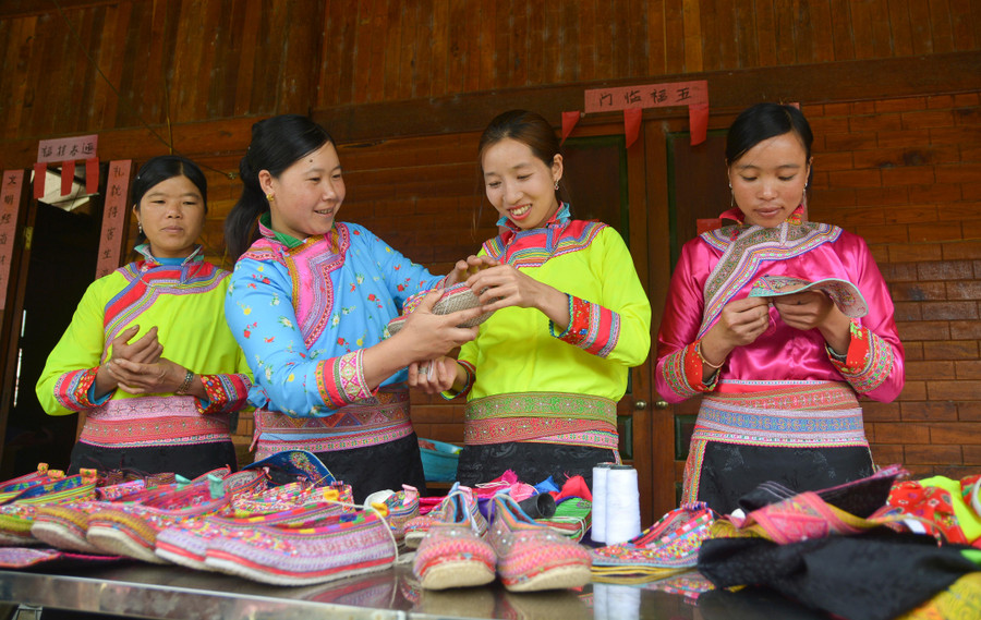 Mặc dù được đánh giá cao, song nghề làm giày thêu của người Xạ Phang ở Tả sìn Thàng hiện nay chưa phát triển. Mặc dù được đánh giá cao, song nghề làm giày thêu của người Xạ Phang ở Tả sìn Thàng hiện nay chưa phát triển.