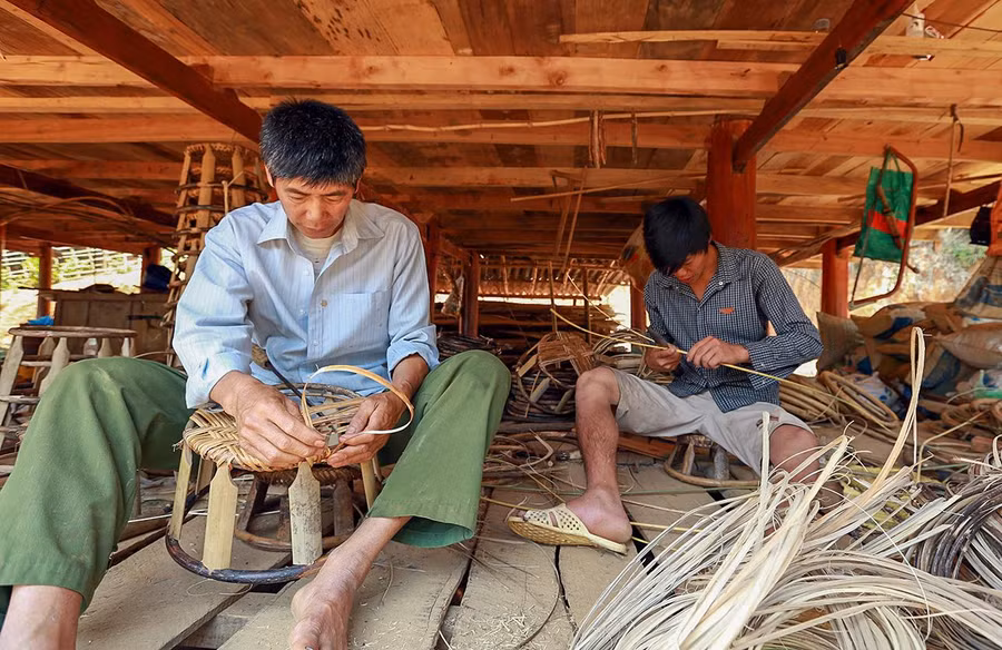 Đứng trước nguy cơ dần mai một theo thời gian, Điện Biên đang nỗ lực bằng nhiều cách để vực dậy “sức sống” cho những làng nghề, gắn liền với chương trình xây dựng NTM.