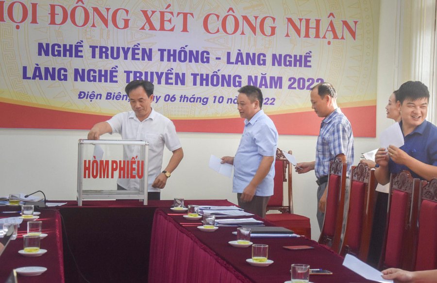 Đại diện các đơn vị chuyên môn tỉnh Điện Biên bỏ phiếu xét duyệt công nhận nghề, làng nghề truyền thống năm 2022. Đại diện các đơn vị chuyên môn tỉnh Điện Biên bỏ phiếu xét duyệt công nhận nghề, làng nghề truyền thống năm 2022.