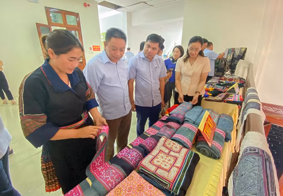 Phụ nữ bản Pá Kha, xã Nà Bủng (huyện Nậm Pồ) giới thiệu sản phẩm nghề Thêu chân váy, áo trang phục dân tộc Mông truyền thống.