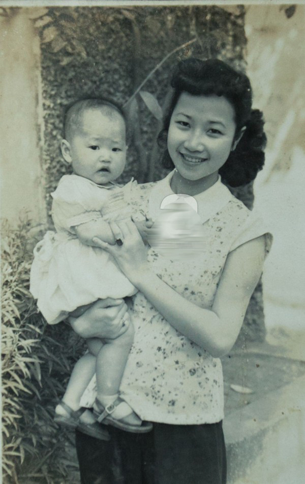 NSND Như Quỳnh (hồi nhỏ) cùng với mẹ là nghệ sĩ cải lương Kim Xuân