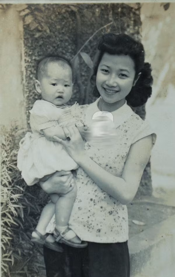 NSND Như Quỳnh (hồi nhỏ) cùng với mẹ là nghệ sĩ cải lương Kim Xuân