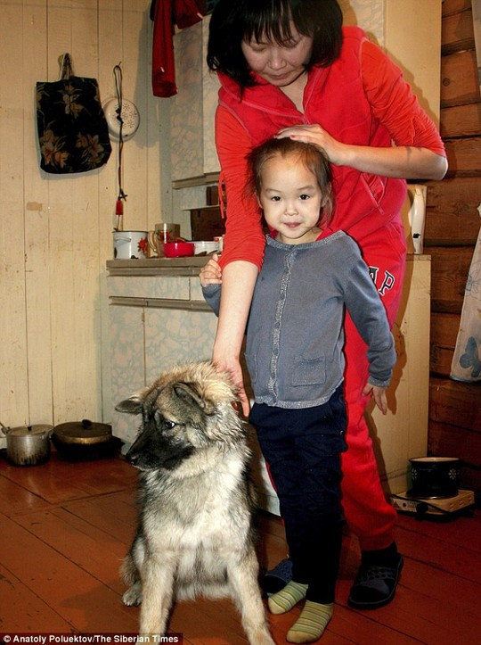 Mẹ Talina và con gái Karina cùng chú chó Naida. Ảnh: Siberian Times Mẹ Talina và con gái Karina cùng chú chó Naida. Ảnh: Siberian Times