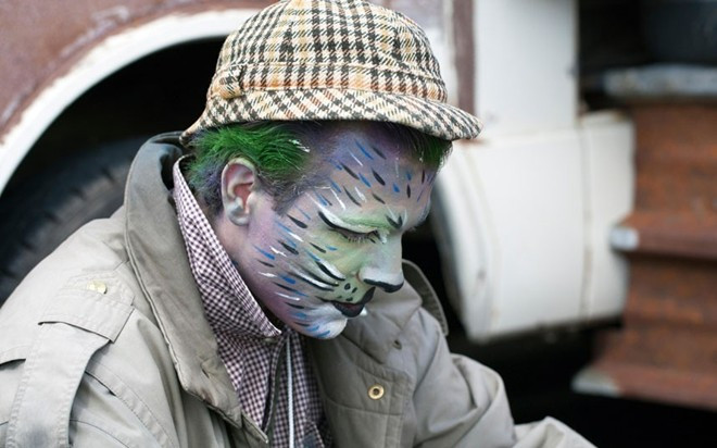 Lễ hội mèo Kattenstoet, Ypres: Lễ hội diễn ra vào tháng 5 hàng năm kể từ năm 1955 ở thị trấn Ypres, Bỉ, thu hút khoảng 8.000 người tham gia. Lễ hội nhằm tưởng niệm truyền thống có từ thời trung cổ, khi những chú mèo bị ném từ tháp chuông xuống quảng trường. Ngày nay, lũ mèo may mắn hơn vì được ném từ tháp chuông xuống vòng tay của những người yêu mèo đứng chờ hân hoan ở dưới. Lễ hội mèo Kattenstoet, Ypres: Lễ hội diễn ra vào tháng 5 hằng năm kể từ năm 1955 ở thị trấn Ypres, Bỉ, thu hút khoảng 8.000 người tham gia. Lễ hội nhằm tưởng niệm truyền thống có từ thời trung cổ, khi những chú mèo bị ném từ tháp chuông xuống quảng trường. Ngày nay, lũ mèo may mắn hơn vì được ném từ tháp chuông xuống vòng tay của những người yêu mèo đứng chờ hân hoan ở dưới.