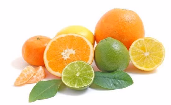 Cam, quýt, chanh... là những loại quả giàu vitamin C rất tốt cho người bị bệnh zona thần kinh. Ảnh: Findhomeremedy.
