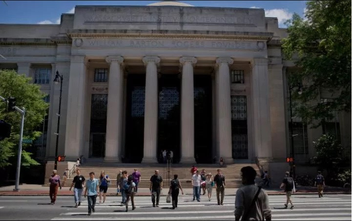 1. Viện công nghệ Massachusettes (Mỹ): Viện được thành lập năm 1861, chỉ 2 ngày trước khi xảy ra cuộc nội chiến ở Mỹ. Viện công nghệ Massachusetts là đại học duy nhất trên thế giới cấp chứng nhận Pirate Certificate về thể chất cho những sinh viên đáp ứng được yêu cầu trong các môn như bắn cung, đấu kiếm, chèo thuyền, bắn súng. 1. Viện công nghệ Massachusettes (Mỹ): Viện được thành lập năm 1861, chỉ 2 ngày trước khi xảy ra cuộc nội chiến ở Mỹ. Viện công nghệ Massachusetts là đại học duy nhất trên thế giới cấp chứng nhận Pirate Certificate về thể chất cho những sinh viên đáp ứng được yêu cầu trong các môn như bắn cung, đấu kiếm, chèo thuyền, bắn súng.