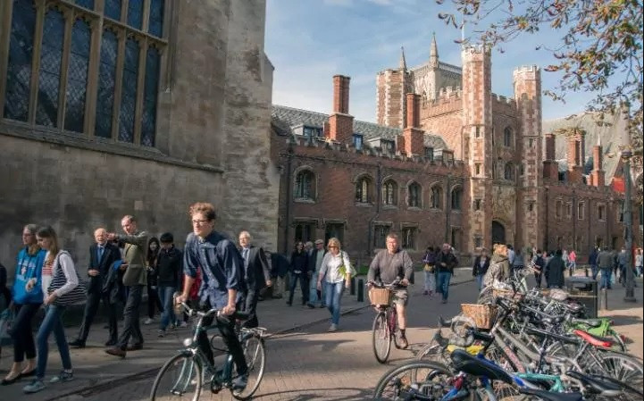 5. Đại học Cambridge (Anh): Trong nhiều năm, đại học Cambridge được xếp thứ nhất trên thế giới và trong một thập kỷ nó đều nằm trong top 3. Đứng ở vị trí thứ 5 là Cambridge đã có sự suy giảm, hy vọng ngôi trường này sẽ có tiến bộ trong tương lai. 5. Đại học Cambridge (Anh): Trong nhiều năm, đại học Cambridge được xếp thứ nhất trên thế giới và trong một thập kỷ nó đều nằm trong top 3. Đứng ở vị trí thứ 5 là Cambridge đã có sự suy giảm, hy vọng ngôi trường này sẽ có tiến bộ trong tương lai.