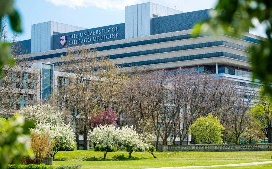 9. Đại học Chigago (Mỹ): Đây là một viện đại học nghiên cứu tư thục ở Chicago, Illinois. Viện đại học này được Hội Giáo dục Baptist Hoa Kỳ thành lập vào năm 1890 với khoản tiền hiến tặng từ tỉ phú đầu lửa John D. Rockefeller. Thư viện của nhà trường trông giống như một quả trứng thủy tinh khổng lồ và thoạt nhìn tưởng chừng nhưng không có quyển sách nào. Trong thực tế, sách nằm chìm dưới lòng đất và có những con robot sẵn sàng mang sách cho bạn đọc. 9. Đại học Chigago (Mỹ): Đây là một viện đại học nghiên cứu tư thục ở Chicago, Illinois. Viện đại học này được Hội Giáo dục Baptist Hoa Kỳ thành lập vào năm 1890 với khoản tiền hiến tặng từ tỉ phú đầu lửa John D. Rockefeller. Thư viện của nhà trường trông giống như một quả trứng thủy tinh khổng lồ và thoạt nhìn tưởng chừng nhưng không có quyển sách nào. Trong thực tế, sách nằm chìm dưới lòng đất và có những con robot sẵn sàng mang sách cho bạn đọc.