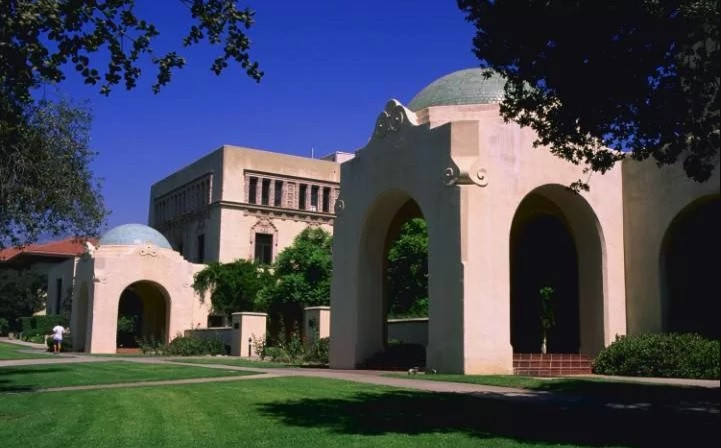 4. Viện công nghệ California (Mỹ): Ngôi trường được thành lập năm 1891 này là một viện đại học nghiên cứu tư thục ở Pasadena, California, Hoa Kỳ. Viện có 6 đơn vị thành viên, hướng trọng tâm vào các ngành khoa học và kỹ thuật. Khuôn viên chính của viện rộng 50 hecta, nằm cách trung tâm thành phố Los Angeles chừng 18 cây số về phía đông nam. 4. Viện công nghệ California (Mỹ): Ngôi trường được thành lập năm 1891 này là một viện đại học nghiên cứu tư thục ở Pasadena, California, Hoa Kỳ. Viện có 6 đơn vị thành viên, hướng trọng tâm vào các ngành khoa học và kỹ thuật. Khuôn viên chính của viện rộng 50 hecta, nằm cách trung tâm thành phố Los Angeles chừng 18 cây số về phía đông nam.