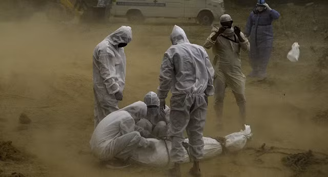 Người thân chuẩn bị chôn cất một bệnh nhân bị "nấm đen".