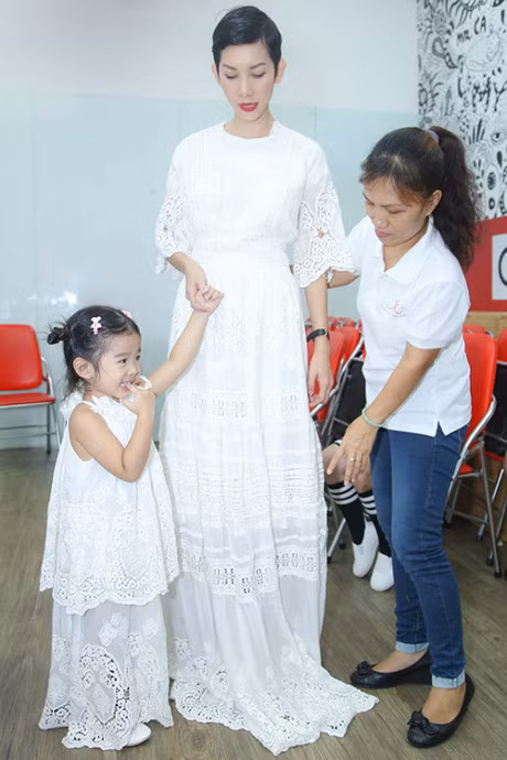 Con gai Xuan Lan tap catwalk cung cac mau nhi - Anh 1