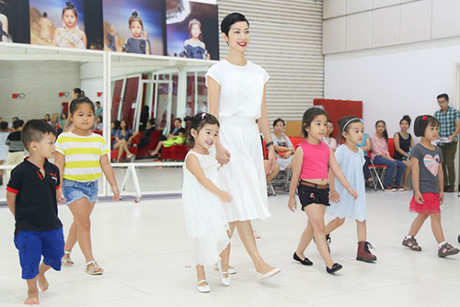 Con gái Xuân Lan tập catwalk cùng các mẫu nhí - Ảnh 7 Con gai Xuan Lan tap catwalk cung cac mau nhi - Anh 7