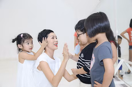 Con gai Xuan Lan tap catwalk cung cac mau nhi - Anh 4