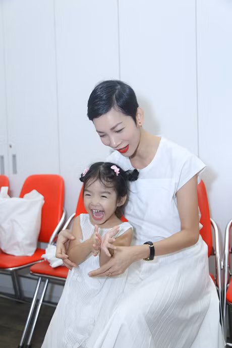 Con gai Xuan Lan tap catwalk cung cac mau nhi - Anh 2