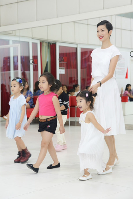 Con gái Xuân Lan tập catwalk cùng các mẫu nhí - Ảnh 5 Con gai Xuan Lan tap catwalk cung cac mau nhi - Anh 5