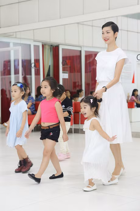 Con gai Xuan Lan tap catwalk cung cac mau nhi - Anh 5