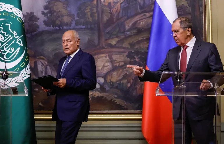 Ngoại trưởng Nga Sergei Lavrov và Tổng thư ký Liên đoàn Ả Rập Ahmed Aboul Gheit (trái) tham dự một cuộc họp báo. (Ảnh: Reuters).