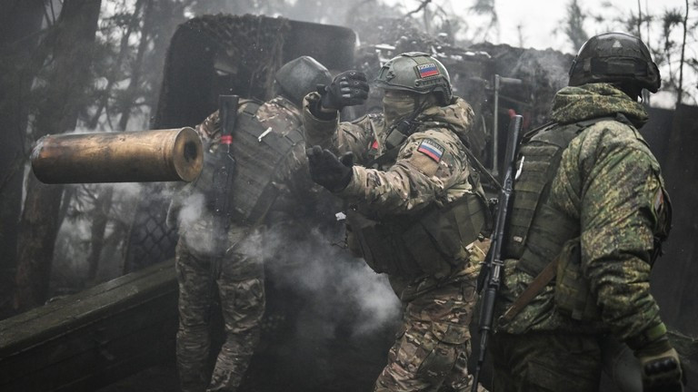 Quân nhân Nga bắn pháo kéo 2A65 Msta-B 152 mm về phía các vị trí của Ukraine. (Ảnh: Sputnik / Stanislav Krasilnikov)