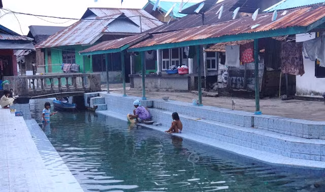 Móng nhà được lát bằng gạch men.