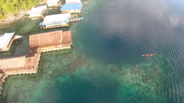 Hầu hết người dân địa phương có thu nhập từ đánh bắt cá.