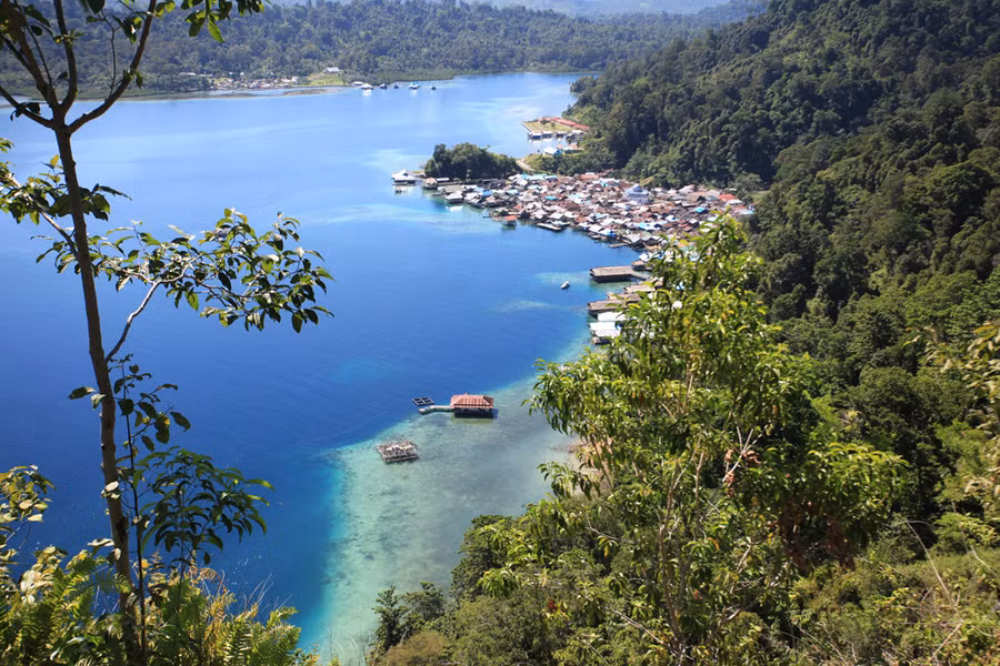 Ngôi làng nhìn từ một ngọn đồi.