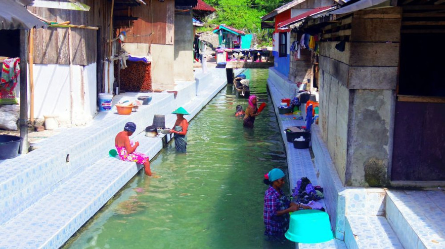 Mọi người sống xung quanh con sông này đều tắm, chơi đùa và giặt quần áo tại đây. Mọi người sống xung quanh con sông này đều tắm, chơi đùa và giặt quần áo tại đây.