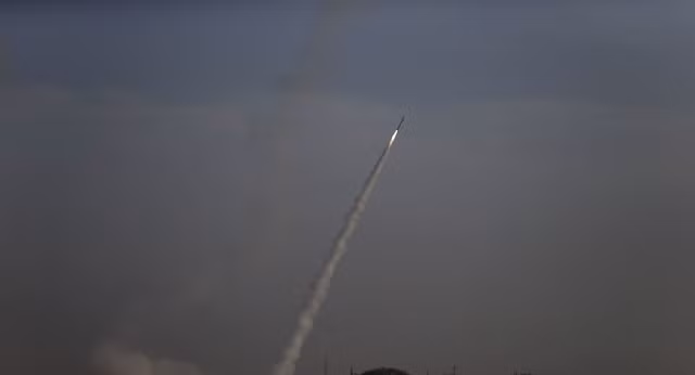 Hệ thống phòng không Vòm sắt của Israel chặn tên lửa bắn từ dải Gaza.