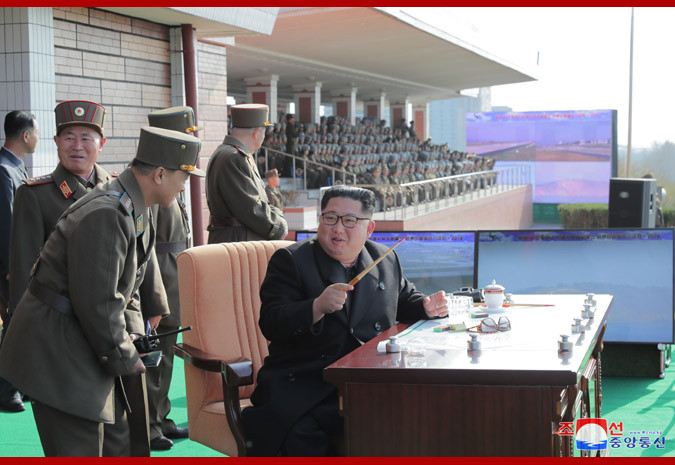 Ông Kim Jong-un giám sát cuộc tập trận Ông Kim Jong-un giám sát cuộc tập trận