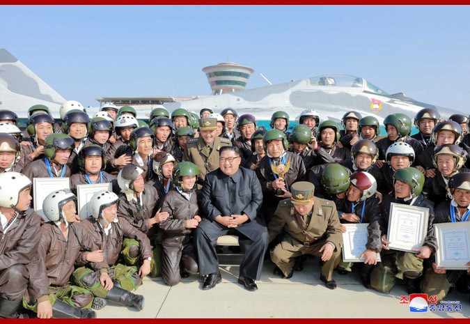Ông Kim Jong-un chụp ảnh kỷ niệm với các quân nhân Ông Kim Jong-un chụp ảnh kỷ niệm với các quân nhân