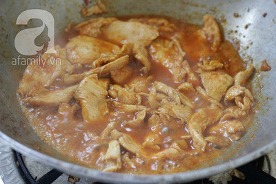 Phần nước ướp cho vào chung, nêm lại gia vị một lần nữa và nấu tiếp 5 phút thì tắt bếp.