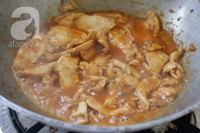 Phần nước ướp cho vào chung, nêm lại gia vị một lần nữa và nấu tiếp 5 phút thì tắt bếp.