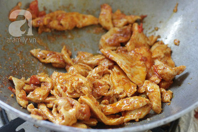 Ức gà rất mềm và nhanh chín vì vậy bạn phải xào trên lửa lớn và đảo nhanh tay.