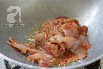 Ức gà rửa sạch, thái lát ướp chung với 1 muỗng bột ớt, 1/2 muỗng tương ớt, 2 muỗng bột nêm và để 10 phút cho thấm gia vị. Khi cà chua đã mềm, trút toan bộ phần ức gà vào đảo đều.