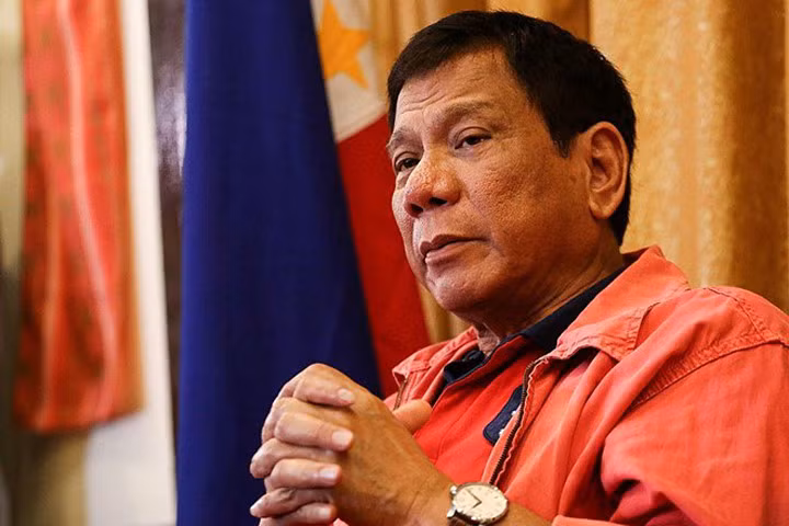 Tổng thống Philippines kêu gọi ném cướp biển cho cá mập ăn thịt
