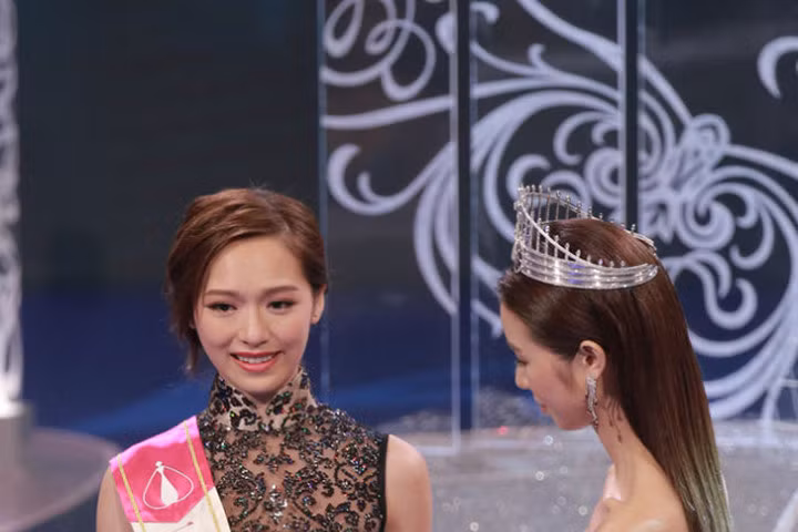 Cận cảnh nhan sắc rực rỡ của Tân hoa hậu Hồng Kông 2016