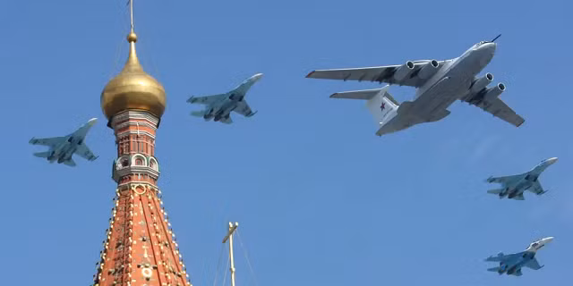 Một máy bay Il-80 của Nga và máy bay chiến đấu MiG-29 bay qua nhà thờ St. Basil trong lễ duyệt binh Ngày Chiến thắng ở Moscow, ngày 9/5/2010.
