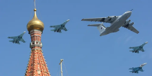 Một máy bay Il-80 của Nga và máy bay chiến đấu MiG-29 bay qua nhà thờ St. Basil trong lễ duyệt binh Ngày Chiến thắng ở Moscow, ngày 9/5/2010.