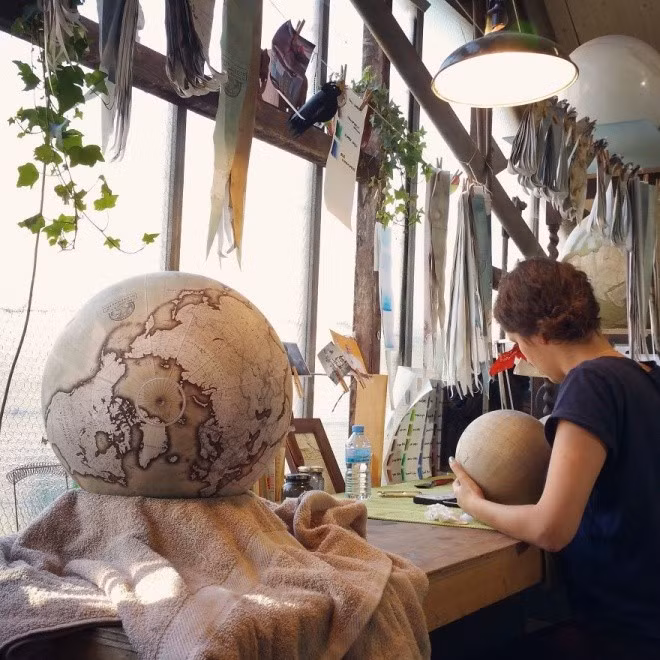 Nhóm bạn trẻ làm địa cầu bằng tay duy nhất trên thế giới 