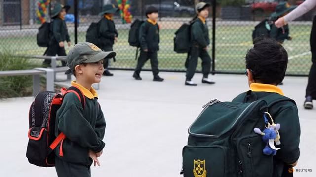 Trẻ em Australia quay trở lại trường học.