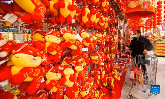 Một người đi mua sắm tại siêu thị với đồ trang trí đánh dấu Tết Nguyên đán sắp tới ở Toronto, Canada.