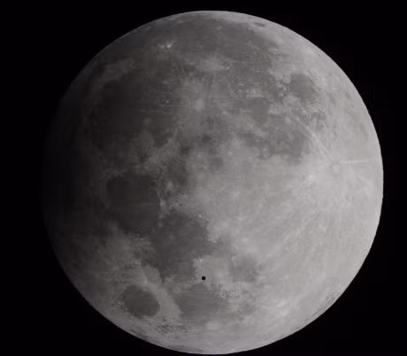 Xuat hien vat the la bay ngang qua Mat Trang giua nguyet thuc - Anh 1