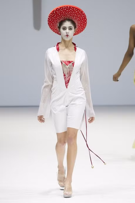 Non quai thao, man Viet xuat hien tren san dien thoi trang quoc te - Anh 6