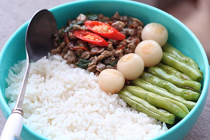 Thực đơn độc thân: Hến xào rau răm, đậu đũa xào hành tím