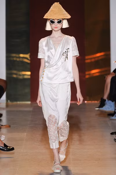 Non quai thao, man Viet xuat hien tren san dien thoi trang quoc te - Anh 12