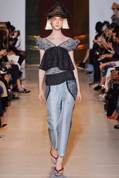 Non quai thao, man Viet xuat hien tren san dien thoi trang quoc te - Anh 8