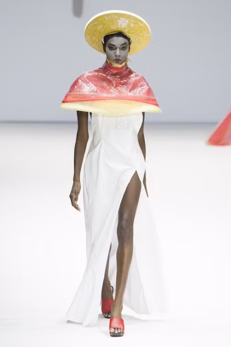 Non quai thao, man Viet xuat hien tren san dien thoi trang quoc te - Anh 4