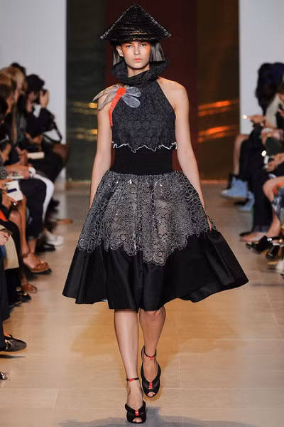 Non quai thao, man Viet xuat hien tren san dien thoi trang quoc te - Anh 10